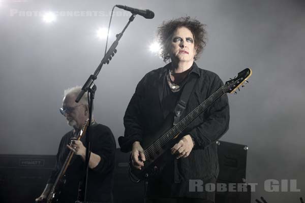 THE CURE - 2019-08-23 - SAINT CLOUD - Domaine National - Grande Scene - Robert James Smith - Reeves Gabrels